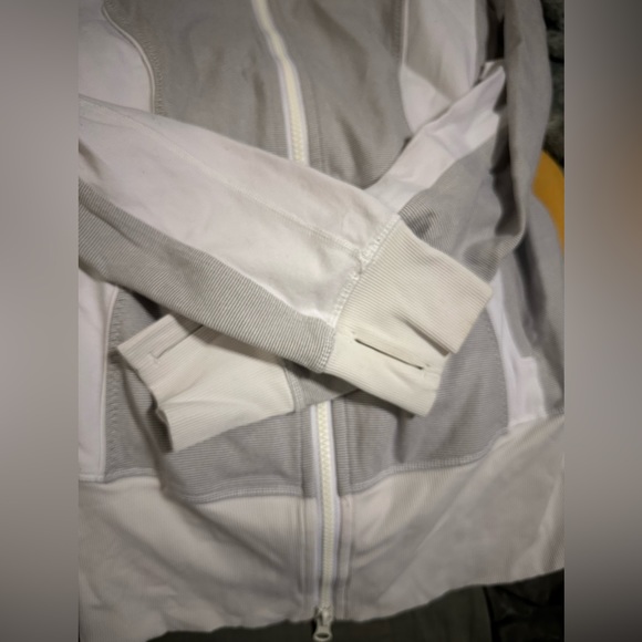 Lululemon - Picture 3 of 4